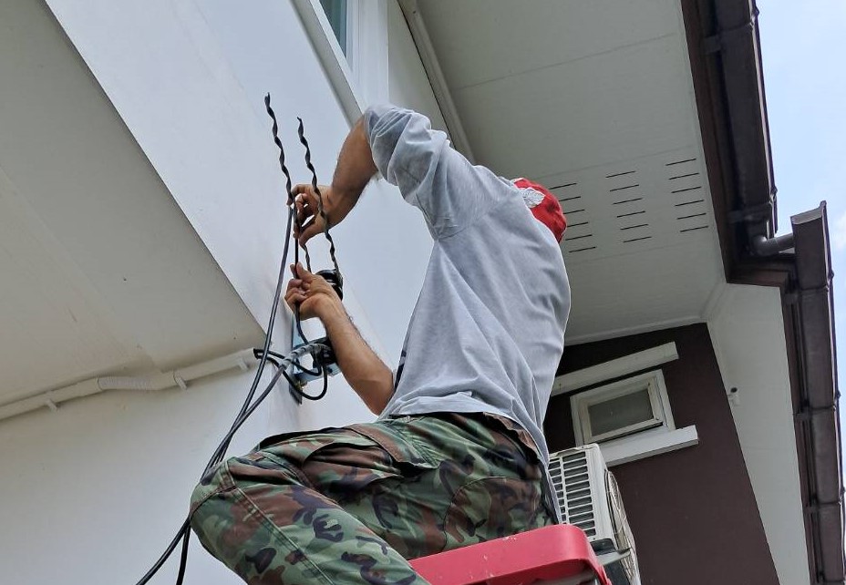 ตู้ชาร์จรถยนต์ไฟฟ้า (EV Charger Wallbox) - ระหว่างการติดตั้งสายไฟทองเเเดงขนาด 16 Sq.mm.