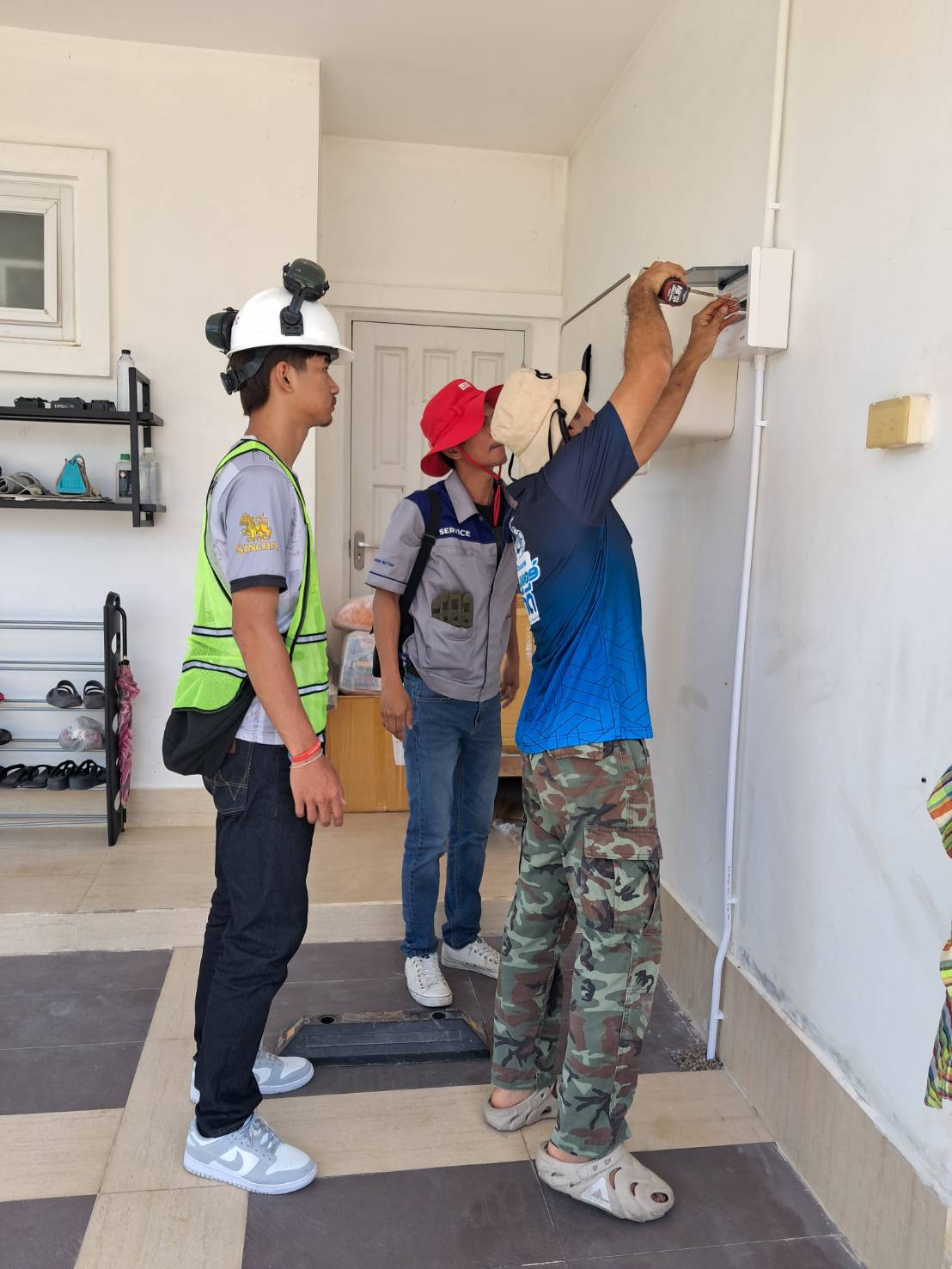 ตู้ชาร์จรถยนต์ไฟฟ้า (EV Charger Wallbox) - ภาพระหว่างการติดตั้ง Consumer Unit