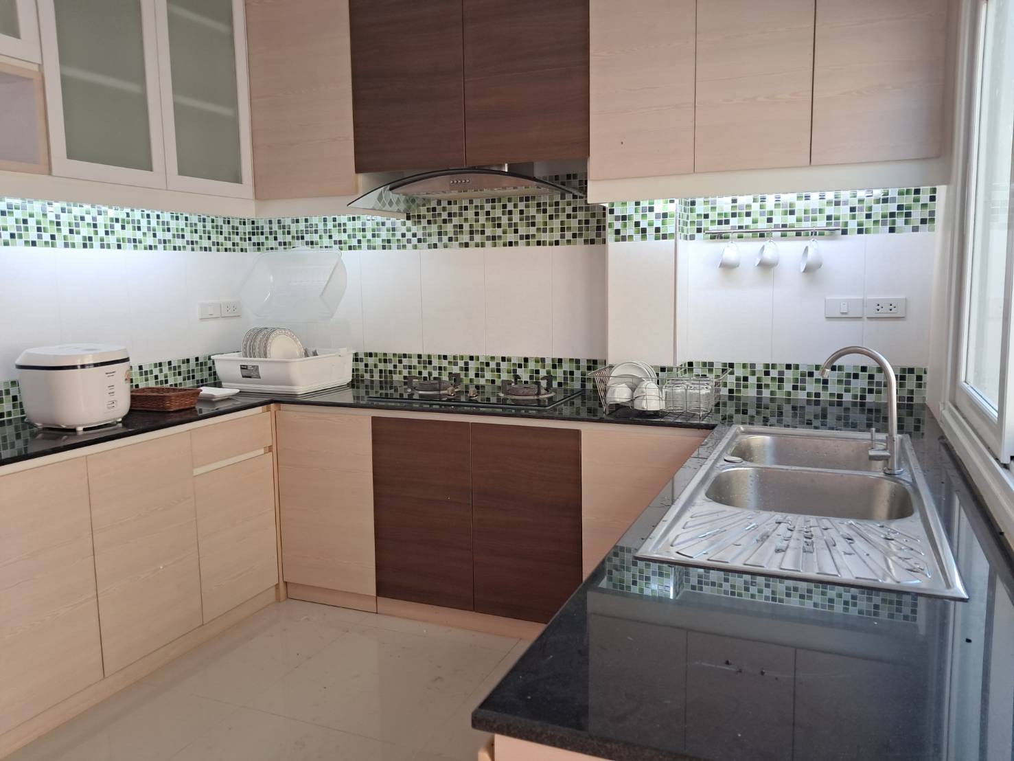 Kitchen amenities and refrigerator