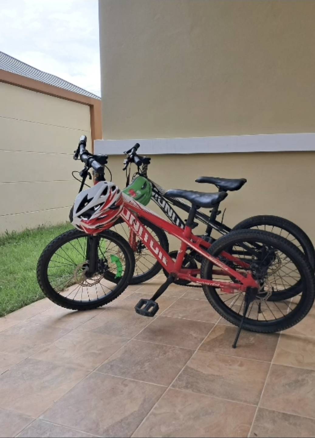 Interior details and family-friendly amenities